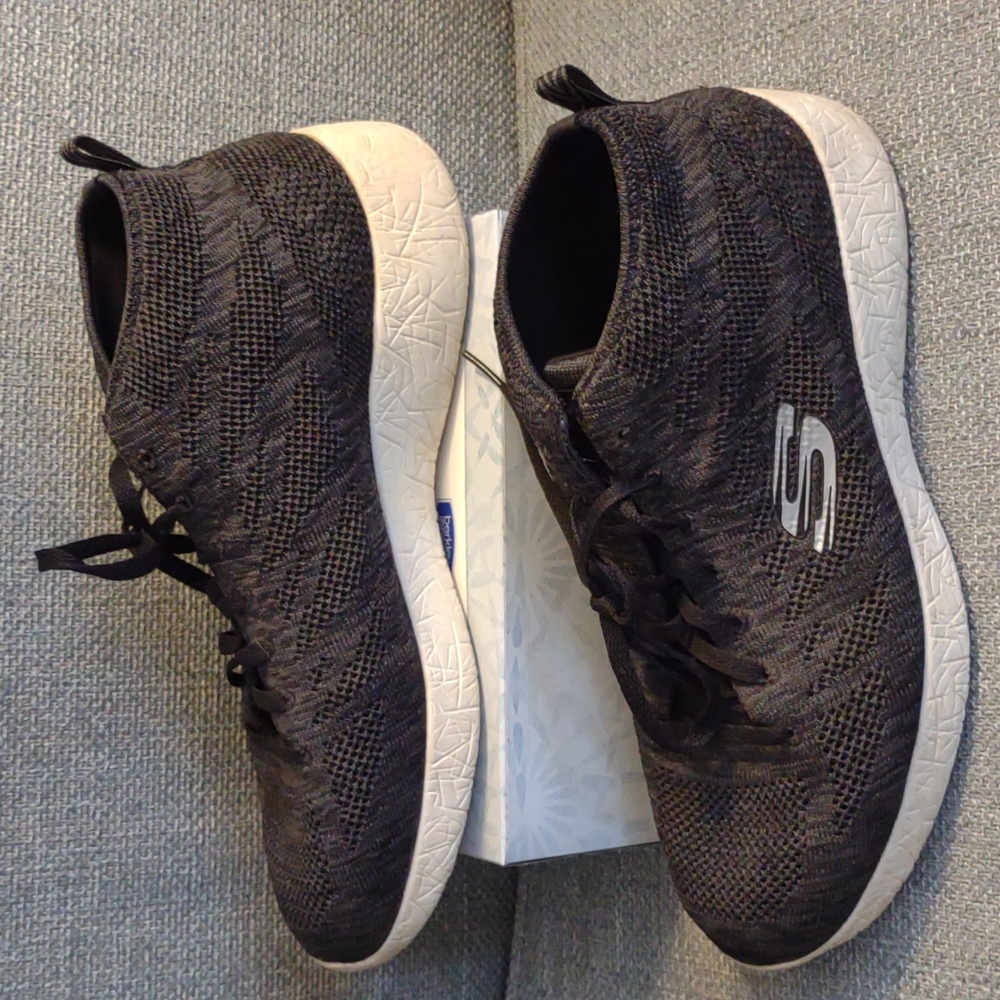 Skech Knit Sneaker(9.5)***